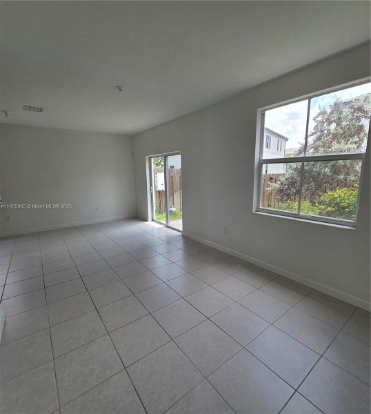 Spacious, unfurnished interior of a new home in , Coral Springs (Image 13).