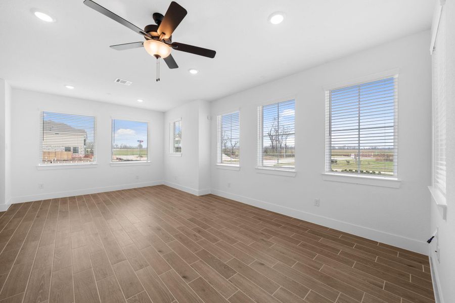 Spacious, unfurnished interior of a new home in Sienna, Missouri City (Image 29).