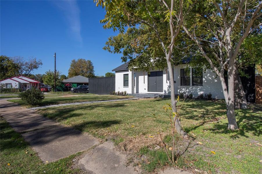 View of front of house featuring a front yard