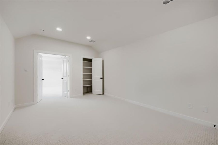 Spacious, unfurnished interior of a new home in Sweetgrass, Haslet (Image 12).