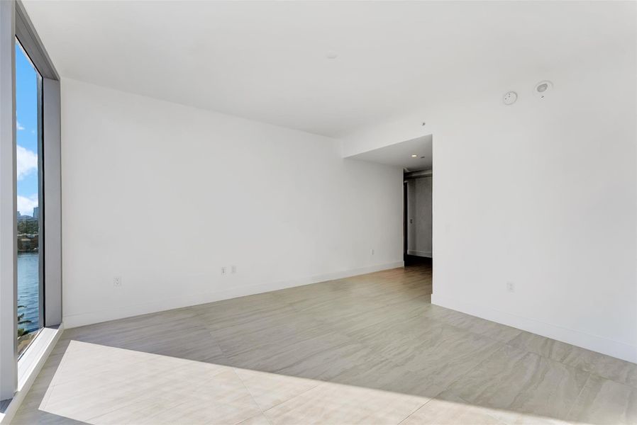 Spacious, unfurnished interior of a new home in , Fort Lauderdale (Image 24).