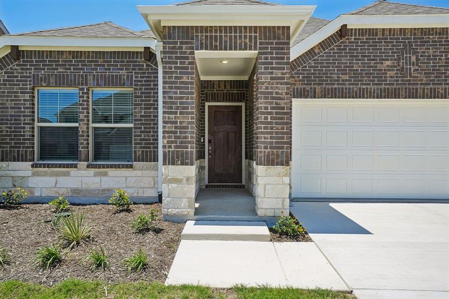 Exterior details and patio area of a home in Stella Hills, Denton (Image 3).