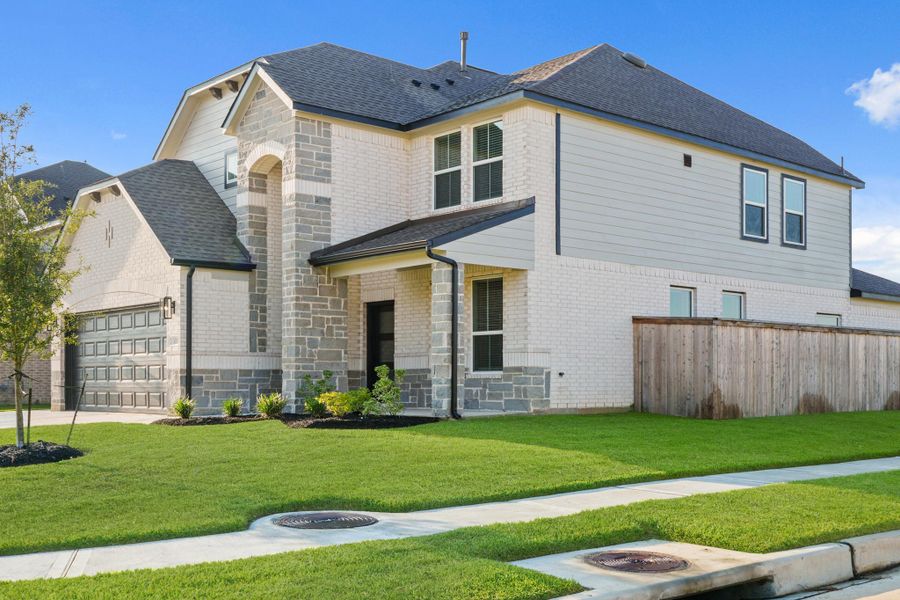 Exterior details and patio area of a home in Beacon Hill, Waller (Image 16).