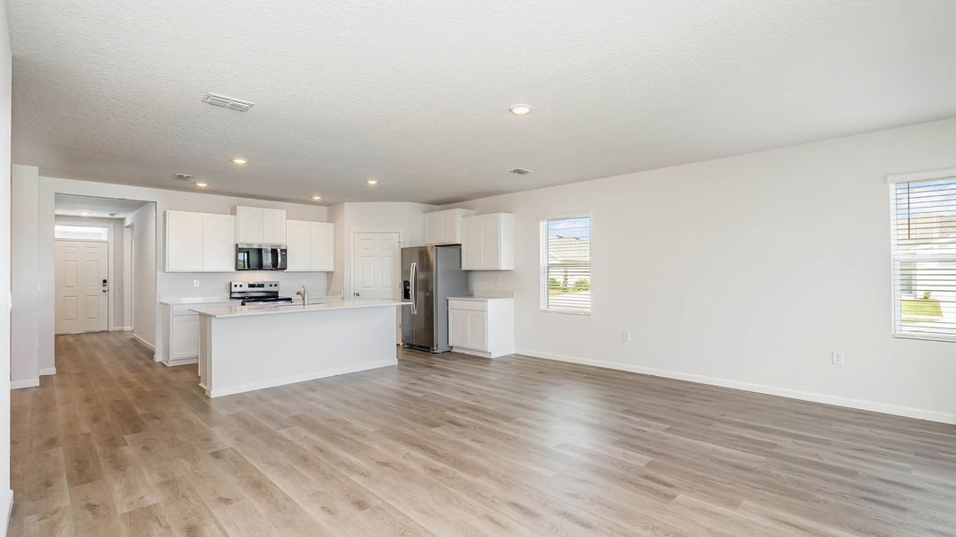 Spacious, unfurnished interior of a new home in Cypress Bay West, Palm Bay (Image 8).