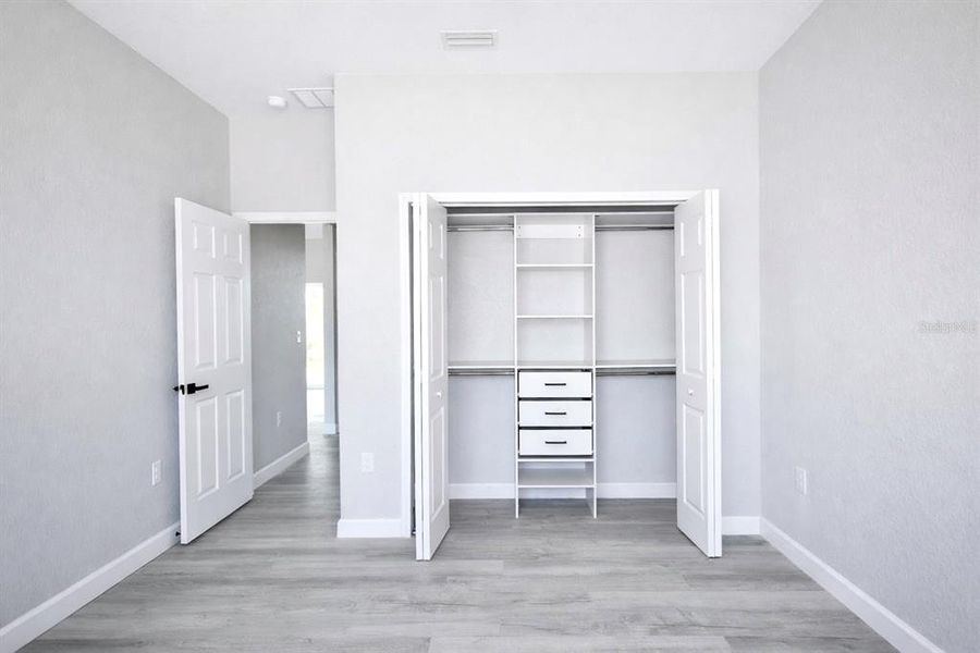 Spacious, unfurnished interior of a new home in , Sebring (Image 20).