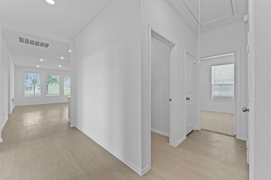 Spacious, unfurnished interior of a new home in Schriber Ranch, Mustang Ridge (Image 16).