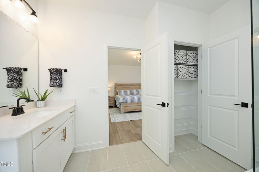 48BathWithLinenCloset 48BathWithLinenCloset