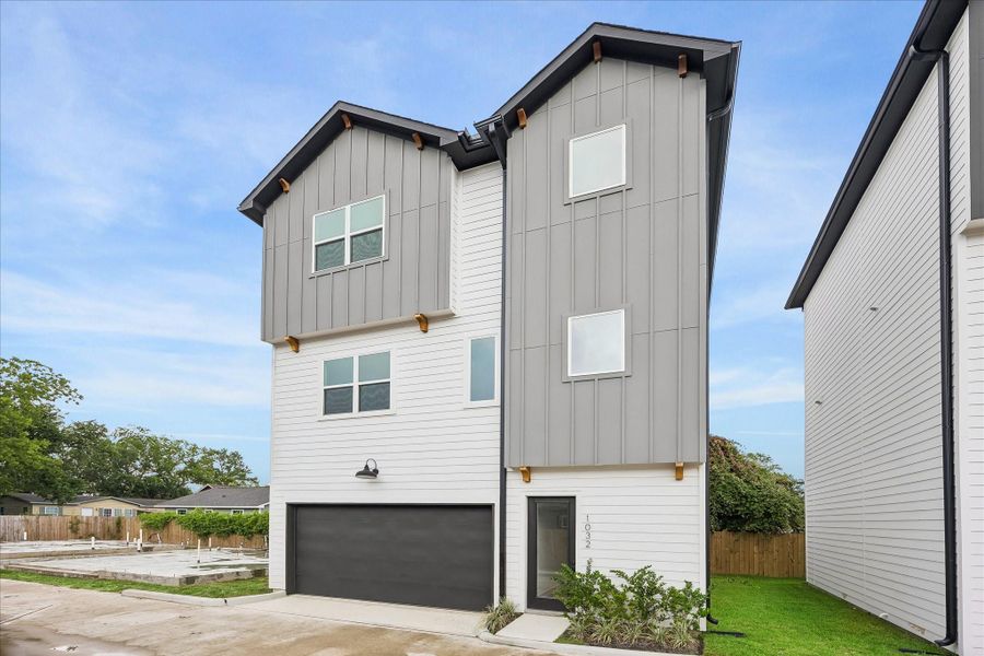 Fabulous freestanding home, one of only four residences in this charming gated enclave. Fabulous freestanding home, one of only four residences in this charming gated enclave.