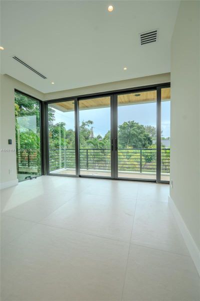 Spacious, unfurnished interior of a new home in , Fort Lauderdale (Image 15).