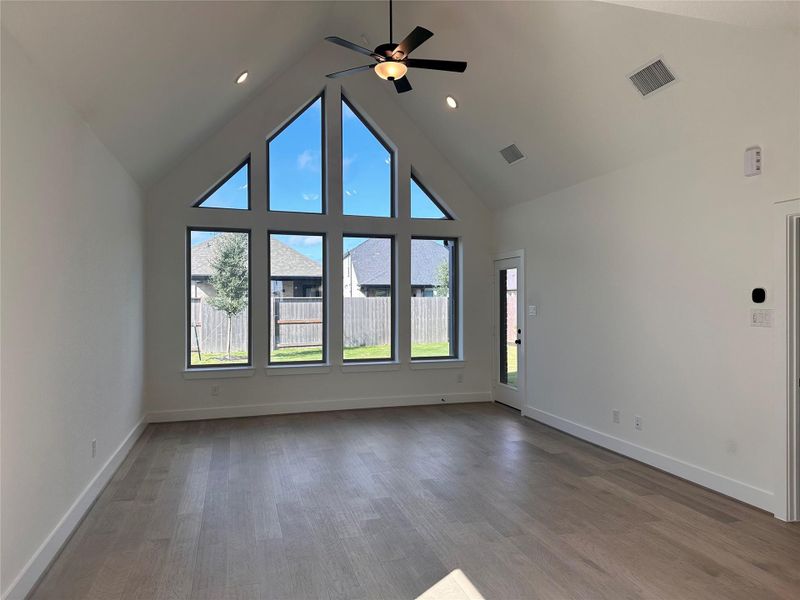 Spacious, unfurnished interior of a new home in Meridiana 40', 65', Iowa Colony (Image 7).