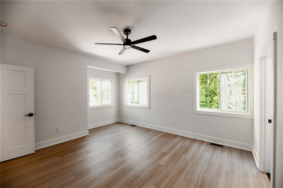 Spacious, unfurnished interior of a new home in , Jasper (Image 13).