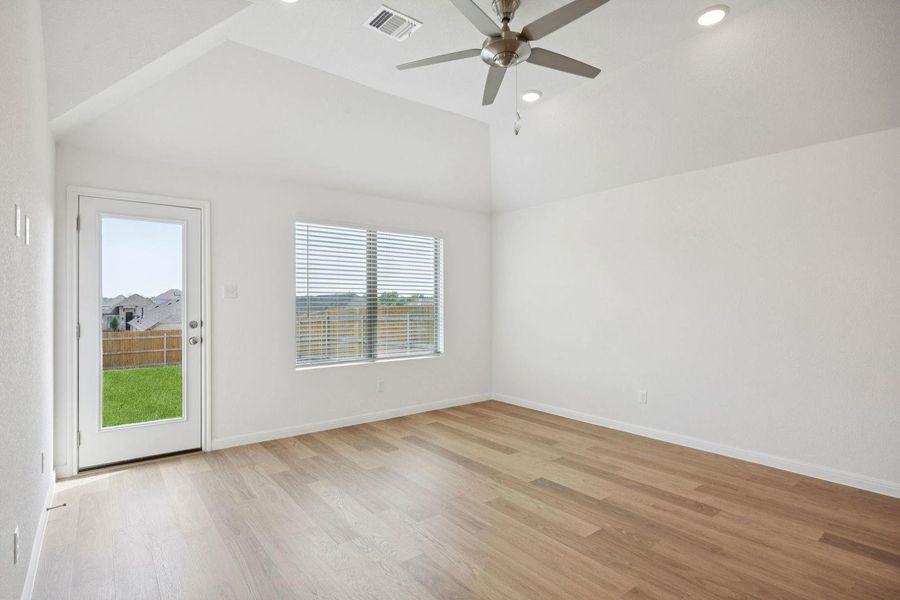 Spacious, unfurnished interior of a new home in Trinity Ranch, Elgin (Image 19).