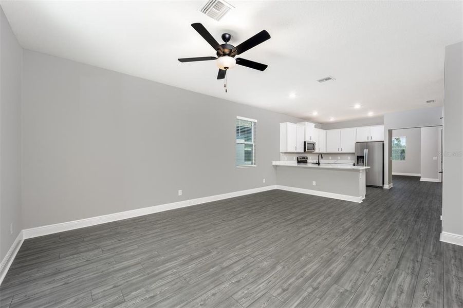 Spacious, unfurnished interior of a new home in Gum Lake Preserve, Lake Alfred (Image 11).