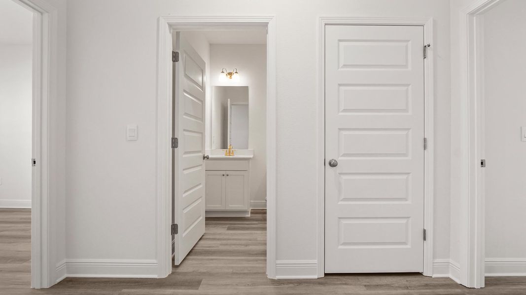 Spacious, unfurnished interior of a new home in Owl's Head Farms, Freeport (Image 28).
