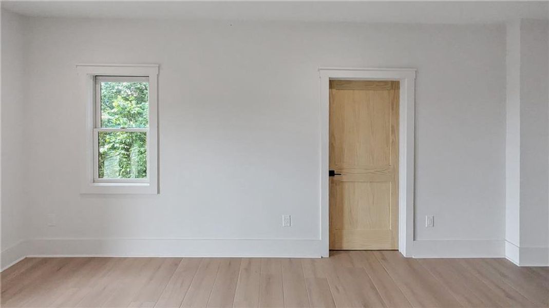 Spacious, unfurnished interior of a new home in , Jasper (Image 23).