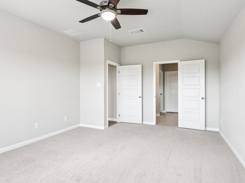 Spacious, unfurnished interior of a new home in Comanche Ridge, San Antonio (Image 13).
