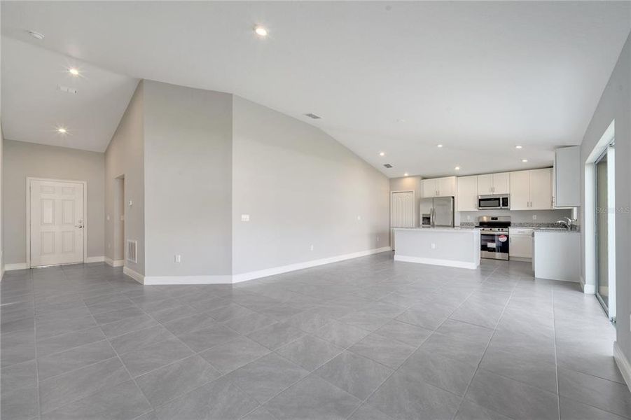 Spacious, unfurnished interior of a new home in , Kissimmee (Image 19).