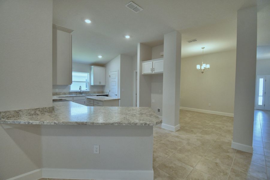 Spacious, unfurnished interior of a new home in Villamar, Winter Haven (Image 15).