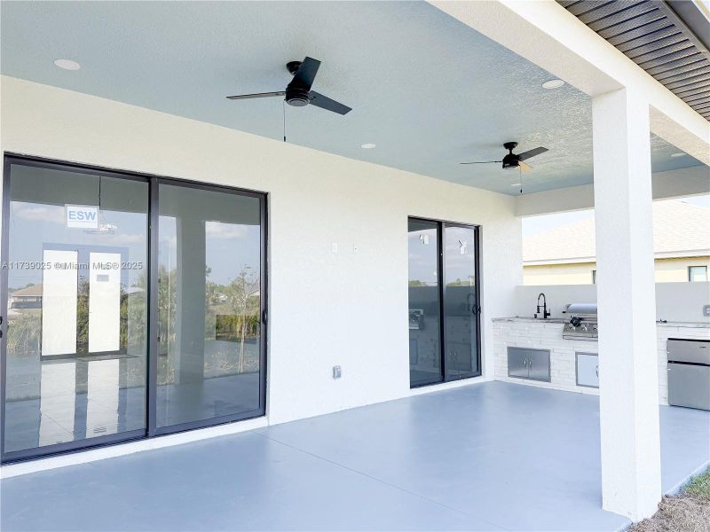 Spacious, unfurnished interior of a new home in , Cape Coral (Image 10).
