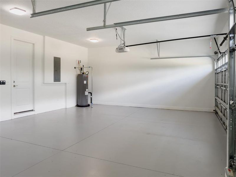 Spacious, unfurnished interior of a new home in , Leesburg (Image 23).