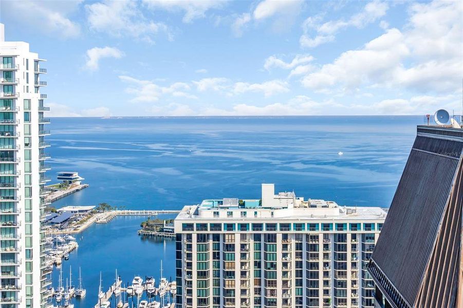 Condo located in St. Petersburg, FL showcasing its design and architecture (Image 4).