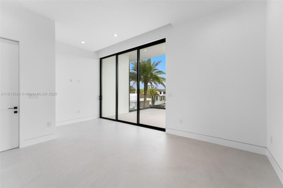 Spacious, unfurnished interior of a new home in , Miami (Image 22).