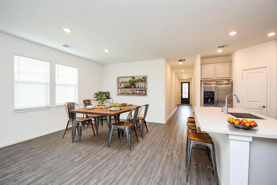 VIRTUALLY STAGED BREAKFAST/DINING AREA