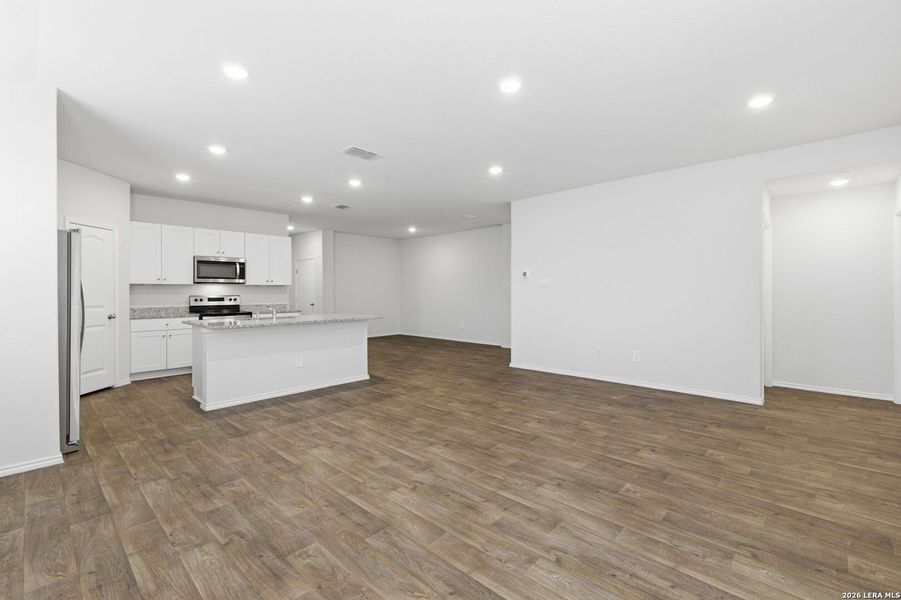 Spacious, unfurnished interior of a new home in Arroyo Ranch, Seguin (Image 18).