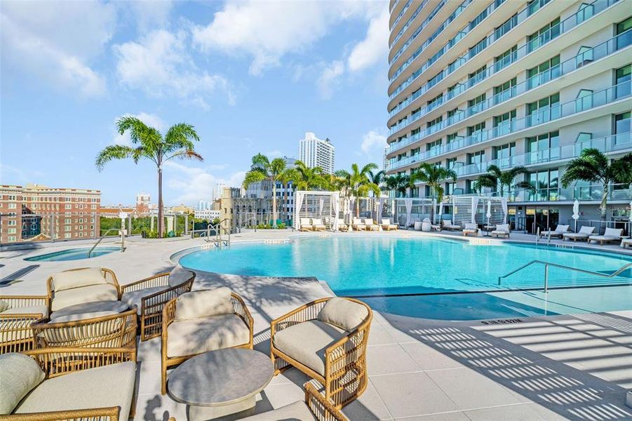 Condo located in St. Petersburg, FL showcasing its design and architecture (Image 47).