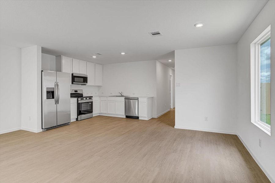 Spacious, unfurnished interior of a new home in Santa Fe Village, Cleveland (Image 26).