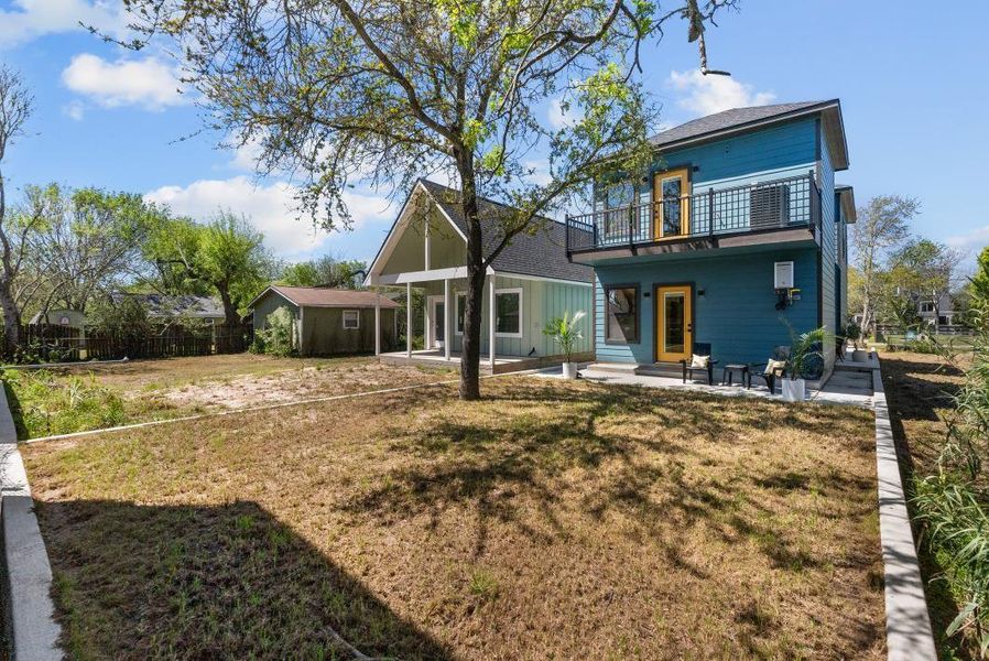 Exterior details and patio area of a home in , Dickinson (Image 29).