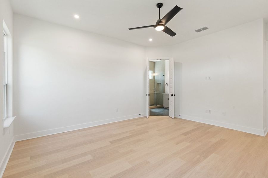 Spacious, unfurnished interior of a new home in Persimmon, Buda (Image 25).