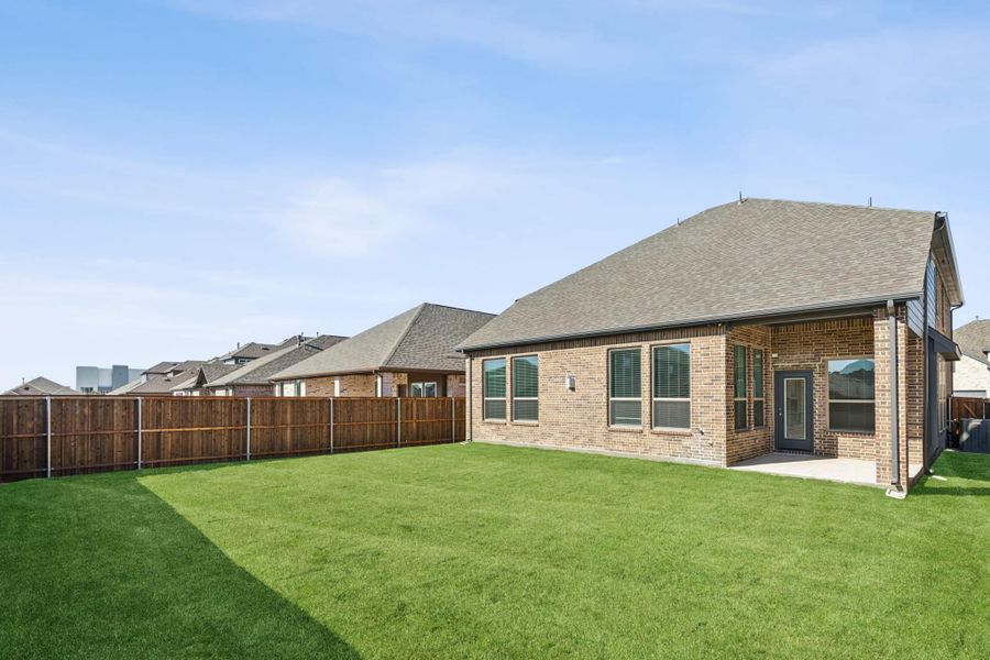 Exterior details and patio area of a home in Las Lomas, Forney (Image 3).