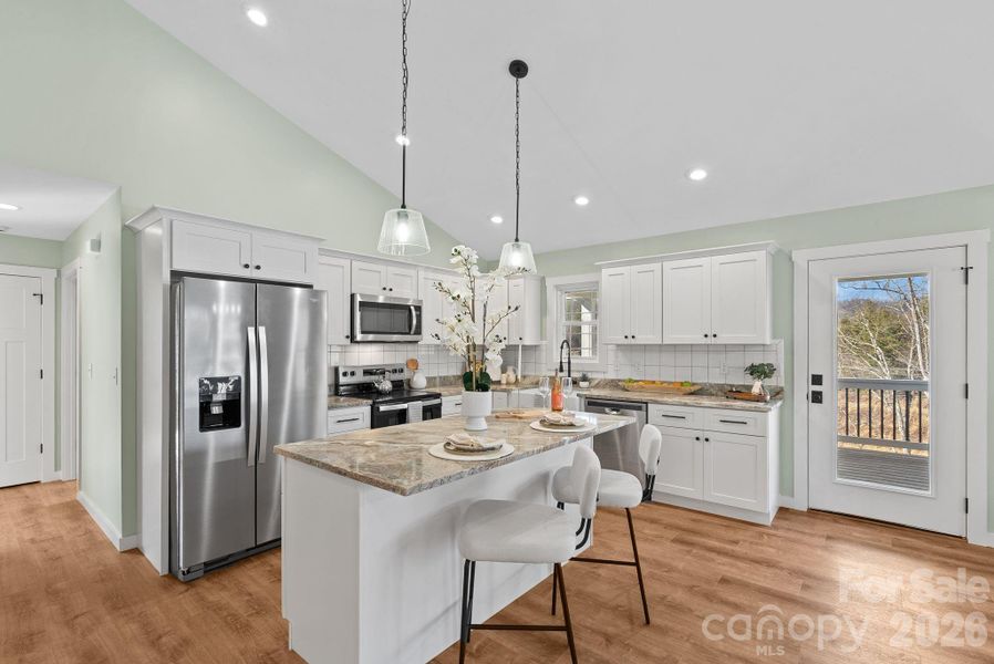 Kitchen Island/Breakfast Bar