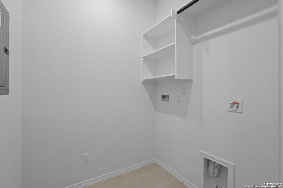 Spacious, unfurnished interior of a new home in Davis Ranch, San Antonio (Image 27).