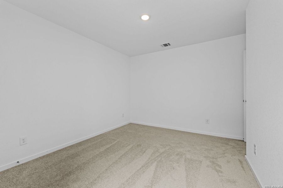 Spacious, unfurnished interior of a new home in Spring Grove, St. Hedwig (Image 11).