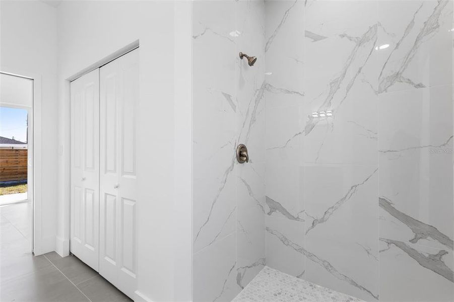 Spacious, unfurnished interior of a new home in , Lehigh Acres (Image 18).