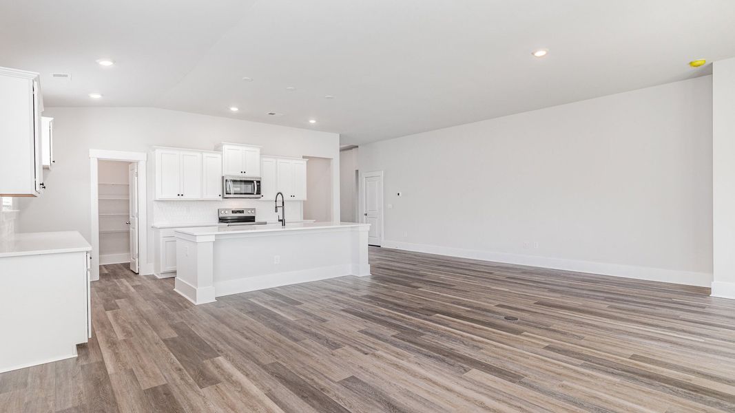 Spacious, unfurnished interior of a new home in Brunswick Plantation, Ash (Image 8).