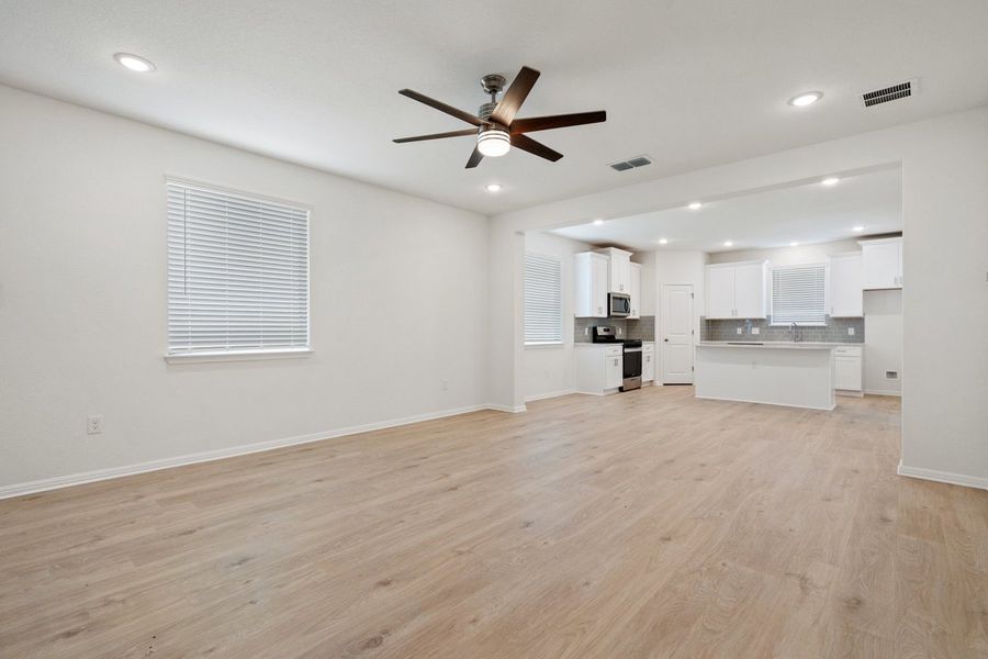 Spacious, unfurnished interior of a new home in Porter Country, Buda (Image 5).