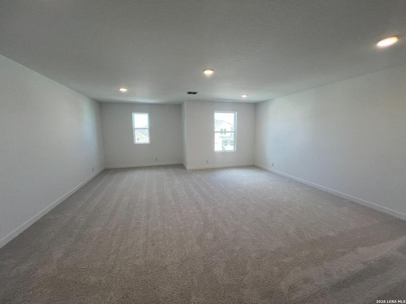 Spacious, unfurnished interior of a new home in Nopal Valley, San Antonio (Image 17).