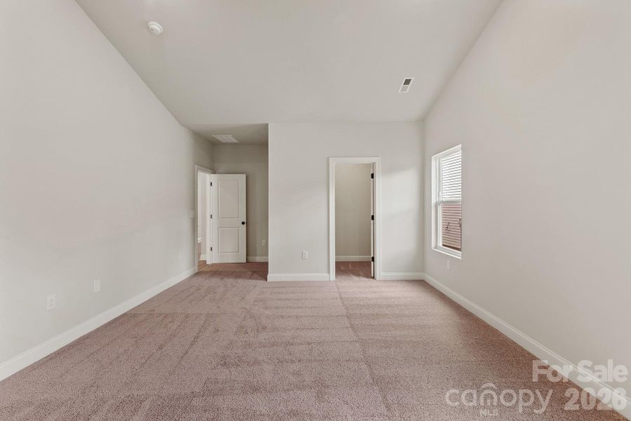 Spacious, unfurnished interior of a new home in Ascot Woods, Charlotte (Image 10).