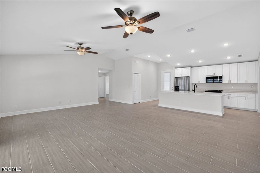 Spacious, unfurnished interior of a new home in Cape Coral, Cape Coral (Image 20).