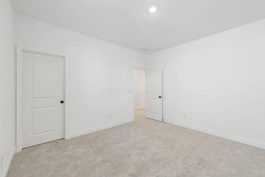 Spacious, unfurnished interior of a new home in Auburn Glen, Dacula (Image 25).