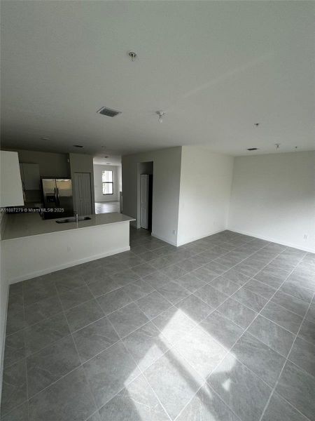 Spacious, unfurnished interior of a new home in , Pembroke Pines (Image 10).