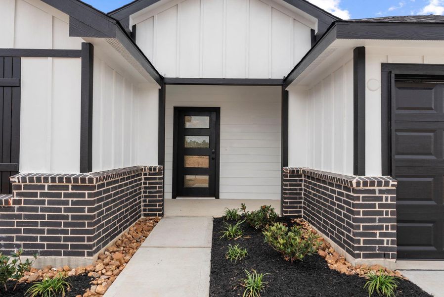Exterior details and patio area of a home in Chapel Lakes, Montgomery (Image 25).
