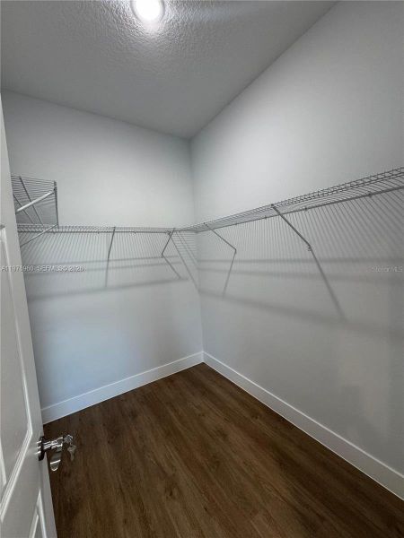 Spacious, unfurnished interior of a new home in , Sebring (Image 21).