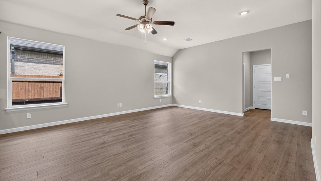 Spacious, unfurnished interior of a new home in Lakeview Pointe, Grand Prairie (Image 14).