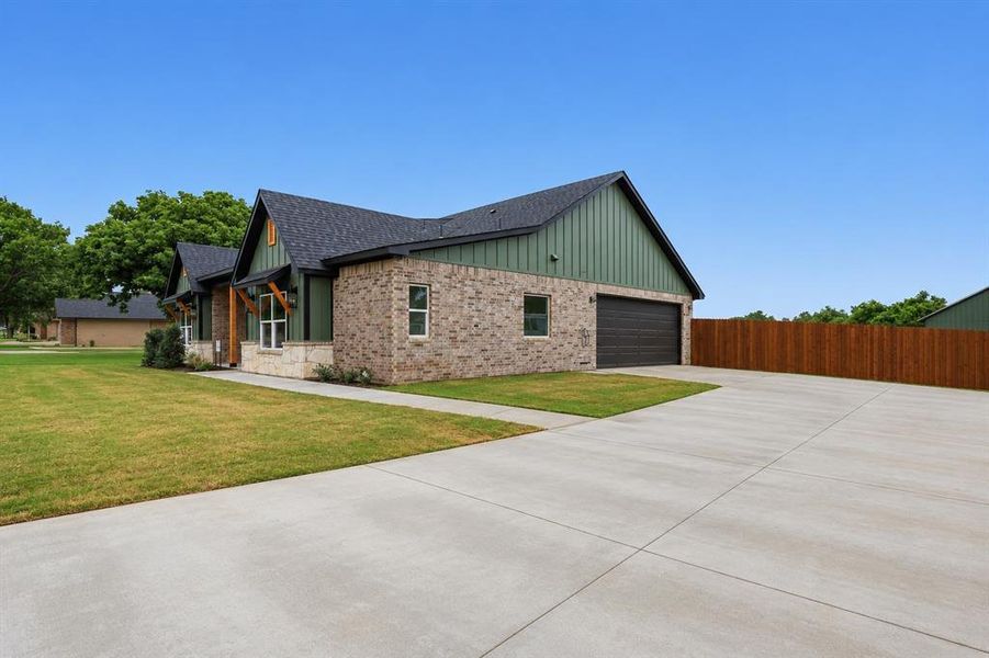 Exterior details and patio area of a home in , Granbury (Image 4).