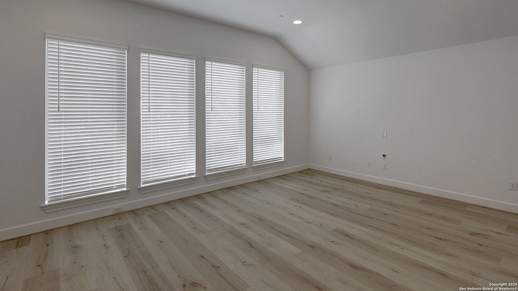 Spacious, unfurnished interior of a new home in The Dominion 70', San Antonio (Image 15).