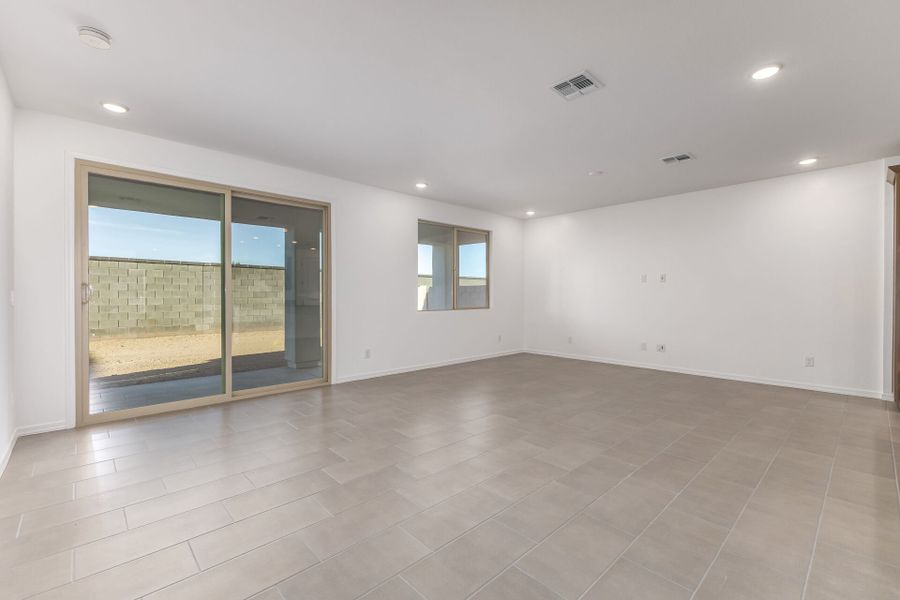 Spacious, unfurnished interior of a new home in Tyler Ranch, Buckeye (Image 10).